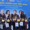 Vice President presents gifts to poor children in Binh Dinh 