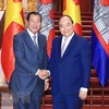 Prime Minister Nguyen Xuan Phuc receives Cambodian counterpart 