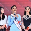 Vietnamese beauty contestant raises HIV awareness