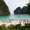 Tourists flee Thai resort islands to avoid storm