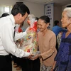 Poor families in central provinces receive support ahead of Tet