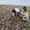 Indonesia: hundreds gather to clean up beach 