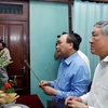 Prime Minister offers incense in tribute to late President