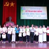 Poor students in Ben Tre province receive scholarships