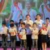 Deputy PM hands relief to needy students in Thai Binh