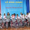 Vietnamese students get gifts on new school year