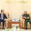Deputy Defence Minister Nguyen Chi Vinh receives foreign guests