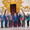 Vietnam creates optimal conditions for foreign investors: PM Phuc 