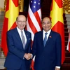 PM Nguyen Xuan Phuc receives US Secretary of Commerce 