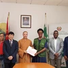 Vietnam Buddhist Sangha presents rice to Mozambique