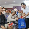 Sacombank presents gifts to poor Vietnamese in Cambodia 