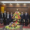 Delegation of Lao province pays pre-Tet visit to Hoa Binh