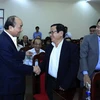 PM Phuc meets with former officials of central region