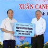 PM shares Tet joy with workers, disadvantaged people in Vinh Long