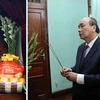 PM Nguyen Xuan Phuc offers incense to President Ho Chi Minh