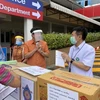 Ethnic Vietnamese present medical equipment to Thai province