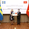 Vietnam presents medical supplies to Sweden