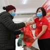 Hanoi Red Cross, group help 1,000 needy