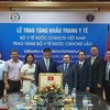 Ministry of Health presents 200,000 face masks to Lao counterpart