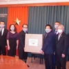 Embassy presents face masks to Vietnamese community in Czech Republic