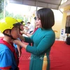 Helmets presented to students in Thai Nguyen 