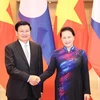 Chairwoman of the National Assembly Nguyen Thi Kim Ngan (R) shakes hands with Lao Prime Minister Thongloun Sisoulith (Photo: VNA)