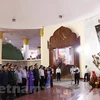 Vietnamese diplomats pay floral tribute to late Lao President Kaysone Phomvihane