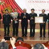 Prime Minister Nguyen Xuan Phuc presents the PM's certificate of merit to the Government Inspectorate. (Photo: VNA)