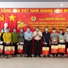  Gifts presented to needy workers ahead of Tet