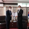 Appointment decision presented to Honorary Consul General in RoK