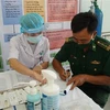 Nearly 900 border soldiers, medical workers in Tay Ninh get COVID-19 vaccine shots