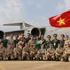 Officials of the Defence Ministry, representatives of the Australian Embassy in Vietnam, and staff members of the Level-2 field hospital No 3 pose for a group photo before the field hospital staff leave for a peacekeeping mission in South Sudan. (Photo: V