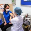 Vietnam Airlines’ frontline personnel inoculated against COVID-19