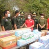 Son La border guards present gifts to Lao counterparts