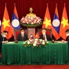 Top Vietnamese, Lao leaders witness signing of bilateral cooperation pacts