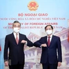 Foreign ministers talk measures for strengthening Vietnam - China ties