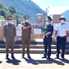 Quang Binh's border guard force presents medical supplies to Lao province 