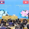 Vietnamese, Lao PMs meet business communities