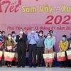 Poor workers in central Phu Yen province get Tet gifts