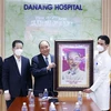 President visits medical wokers in Da Nang