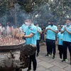 U23 football team offer incense in tribute to Hung Kings