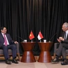 Vietnam, Singapore Prime Ministers agree to promote high-level visits