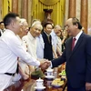 President meets cadres who once served late President Ho Chi Minh