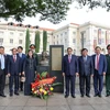 PM offers flowers at Ho Chi Minh Statue in Singapore 