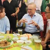 Australian PM savours Vietnamese foods, drinks locally brewed beer
