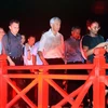 Singaporean PM strolling Hanoi streets, trying local food