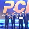 The organising board presents the insignia to Quang Ninh province, which led the PCI 2018 rankings (Photo: VNA)