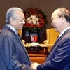PM Nguyen Xuan Phuc holds talks with Malaysian counterpart