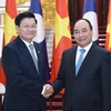 PM Nguyen Xuan Phuc holds talks with Lao counterpart