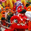 Vietnamese dragon dancers delights crowds with strength and passion